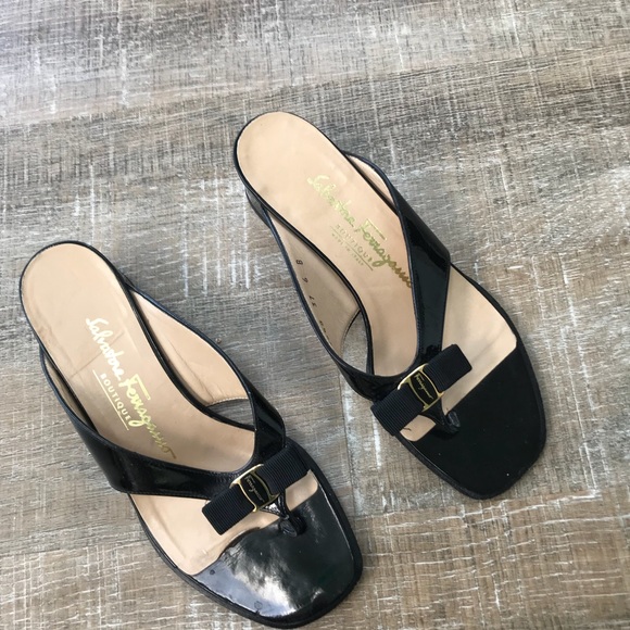 SOLDSalvatore Ferragamo Black patent thong sandals - Picture 3 of 7